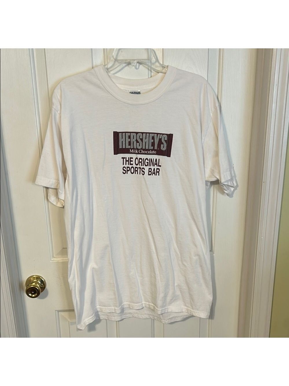 Hershey’s White Graphic Gildan T-Shirt for Men. Size L